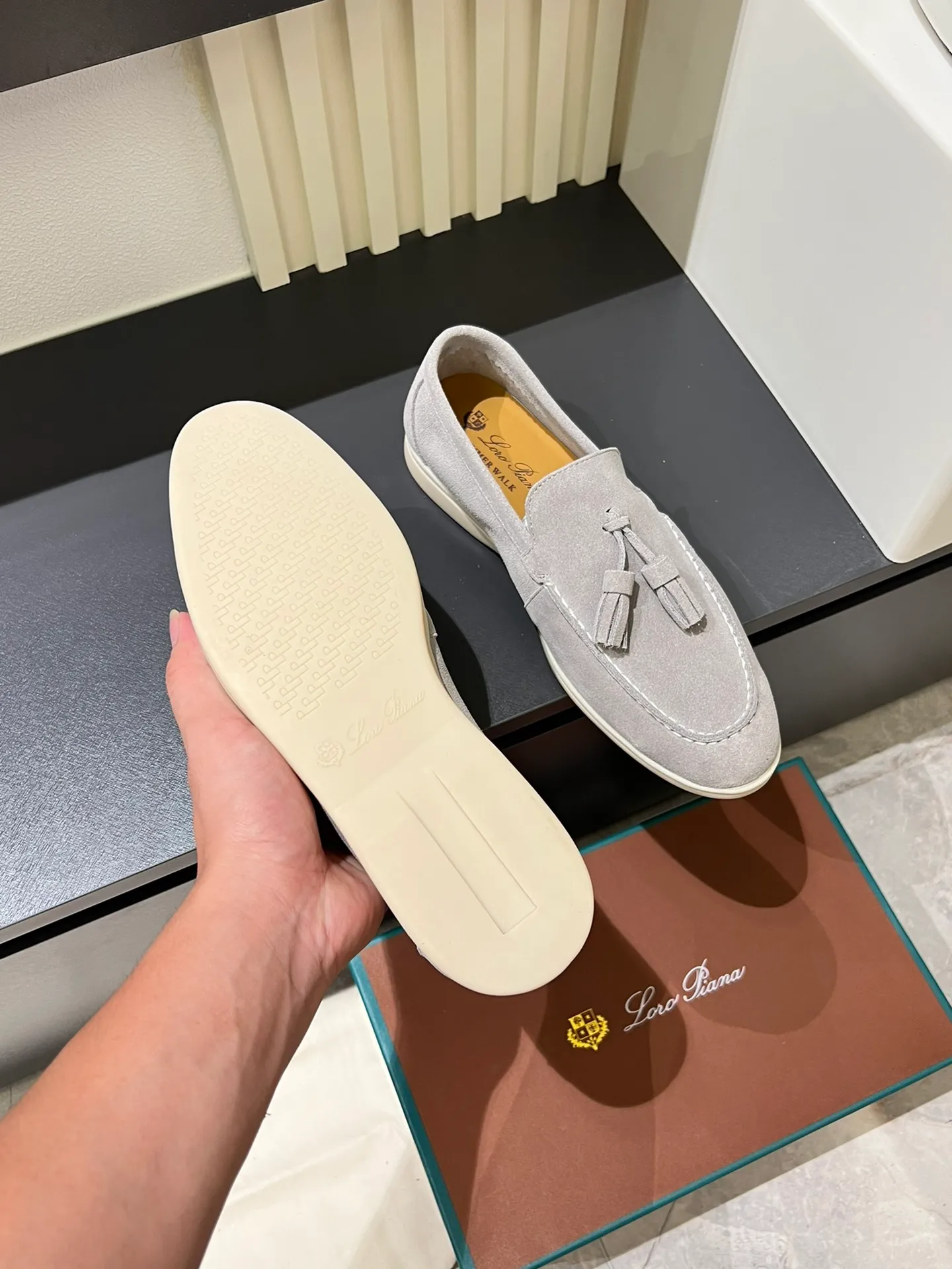 Men's shoes 💰p360 "Loro men's shoes 💰pian'*" Classic L men's shoes for couples 💰p Top version British flat loafers, a must-have item in old money style, the minimalist design is eye-catching and durable, a plus point for dressing The soft foot feel and texture are outstanding. They don’t scratch your feet and are very nice. They are matched with soft and waxy soles. They can be worn daily for a long time without getting tired. They are easy to wear, versatile and classic items, with perfect foot feel and texture! Imported cashmere fabric, the lining is made of imported A-grade water-dyed cow lining, the top version of the genuine leather midsole is sewn with pure handmade mark thread! Size: Female 35-40 (34. Customized) Male 38-44 (45.46. Customized)